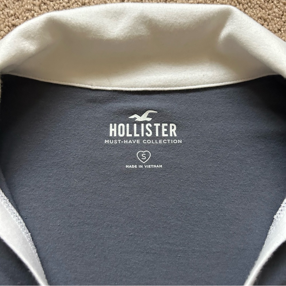 Hollister Small Collared V-Neck T-Shirt - Picture 6 of 7